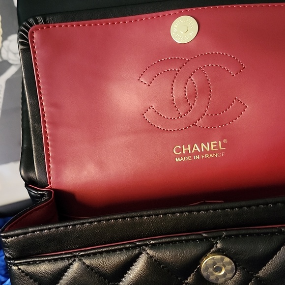 CHANEL Black Quilted Shoulder Bag with Gold CC Hardware - Picture 3 of 7